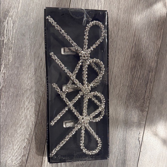 Other - Elegant Silver Bow ornament Clips